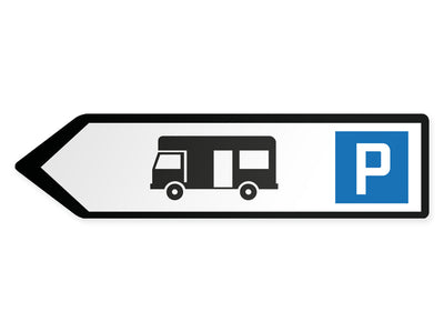 wegweiser-links-klein-wohnwagen-parkplatz