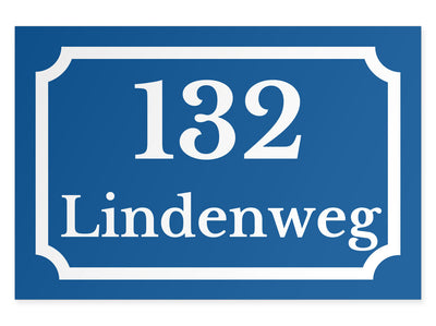 hausnummernschild-mit-strasse-unten-weiss-auf-blau-querformat