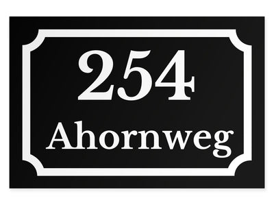 hausnummernschild-mit-strasse-unten-weiss-auf-schwarz-querformat