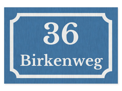 hausnummernschild-mit-strasse-unten-edelstahl-gebuerstet-optik-blauer-hintergrund-querformat