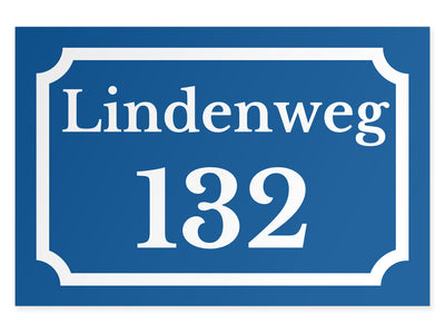 hausnummernschild-mit-strasse-oben-weiss-auf-blau-querformat